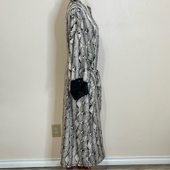 Torrid Snake Print Robe Size 2 - Picture 6 of 16
